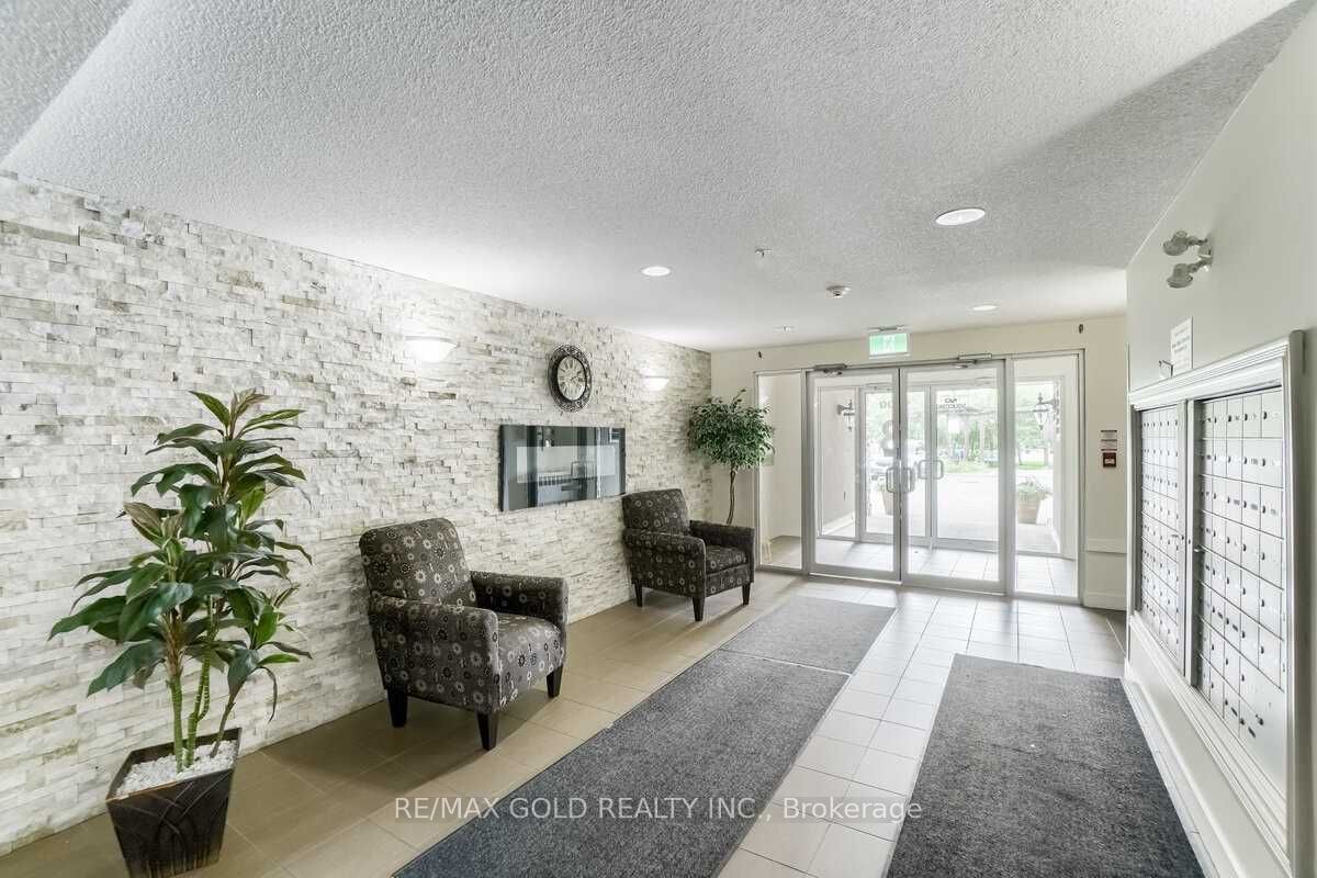 8 Dayspring Circ, unit 420 for sale - image #4