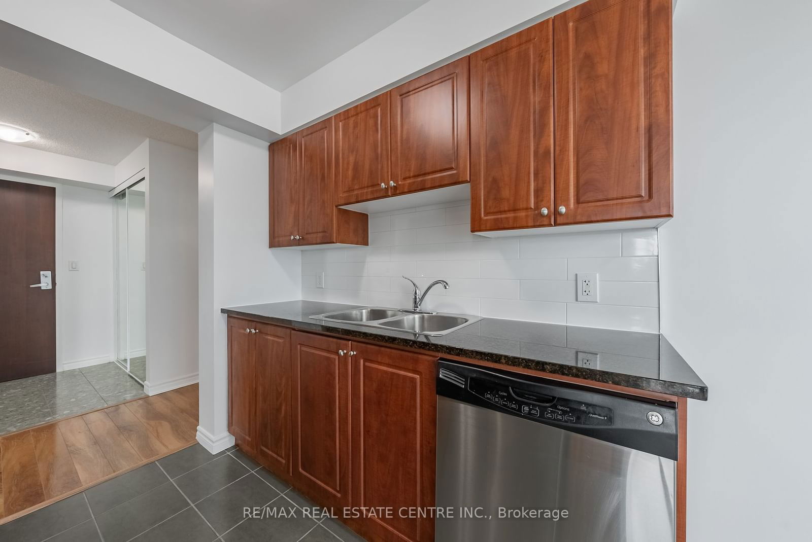 335 Rathburn Rd W, unit 511 for sale - image #13