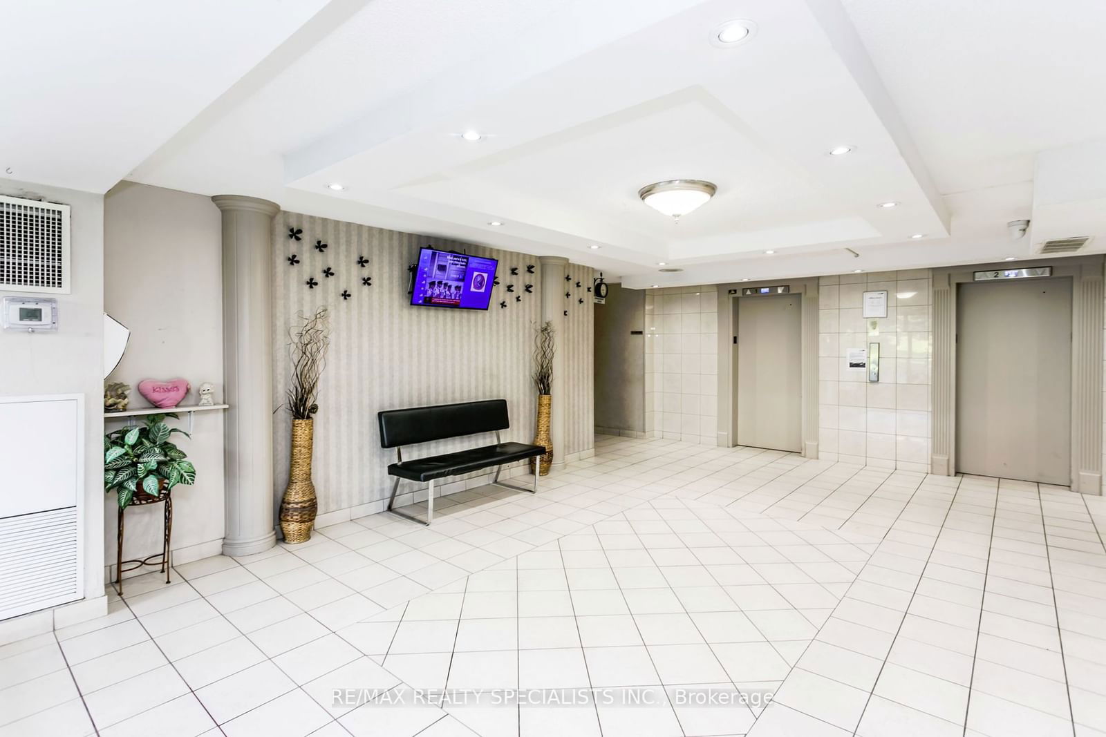 21 KNIGHTSBRIDGE Rd, unit 1708 for sale - image #3