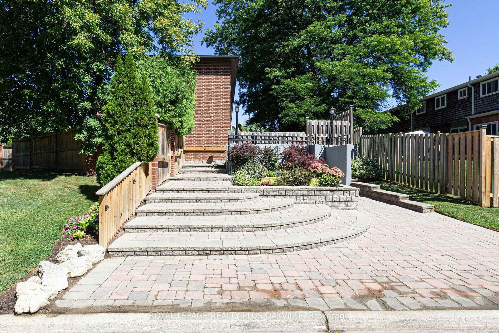 2062 Lakeshore Rd W, unit 8 for sale - image #2