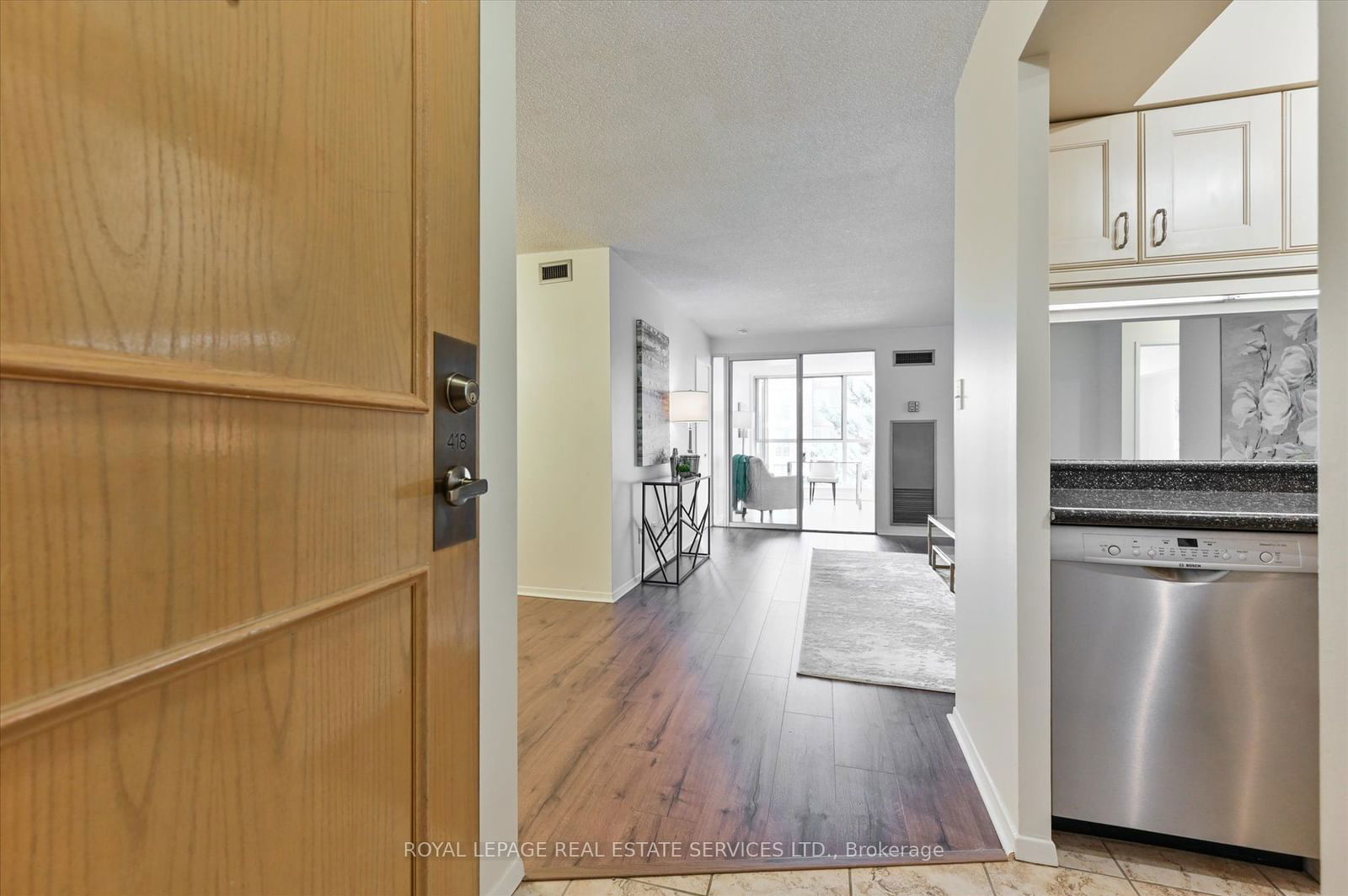 20 Southport St, unit 418 for sale - image #2