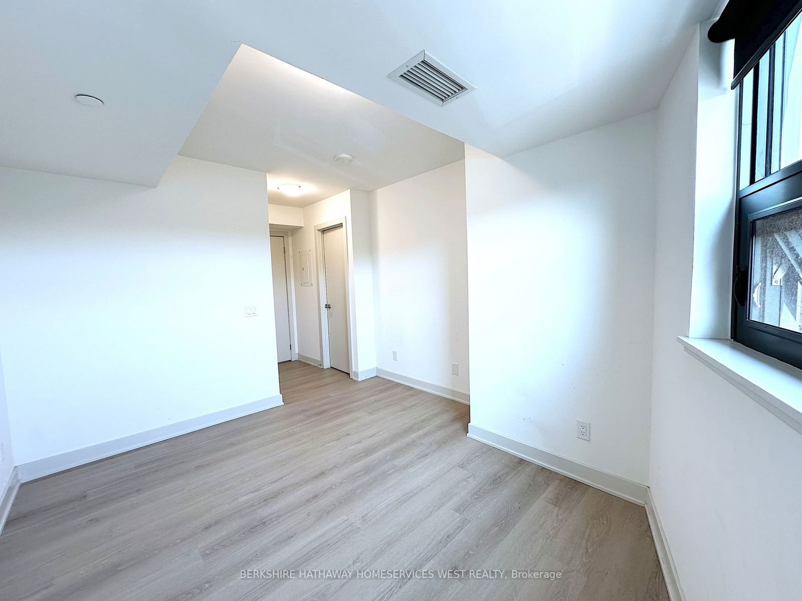 3385 Dundas St W, unit 420 for rent - image #10