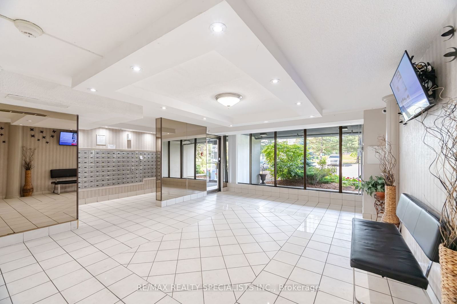 21 Knightsbridge Rd E, unit 1408 for sale - image #3