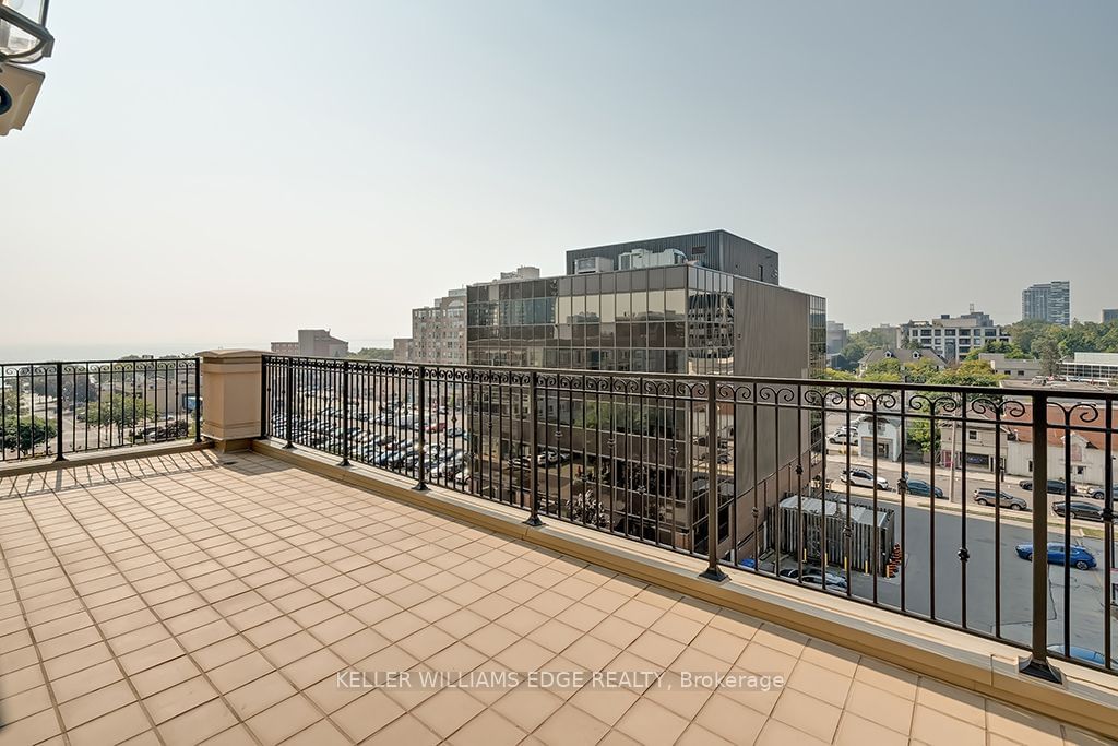 445 Elizabeth St, unit PH1 for sale