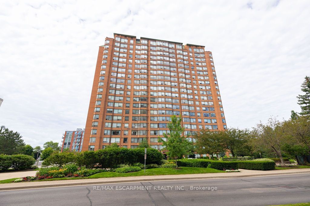 1270 Maple Crossing Blvd, unit 101 for sale - image #2