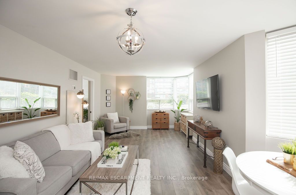 1270 Maple Crossing Blvd, unit 101 for sale - image #8