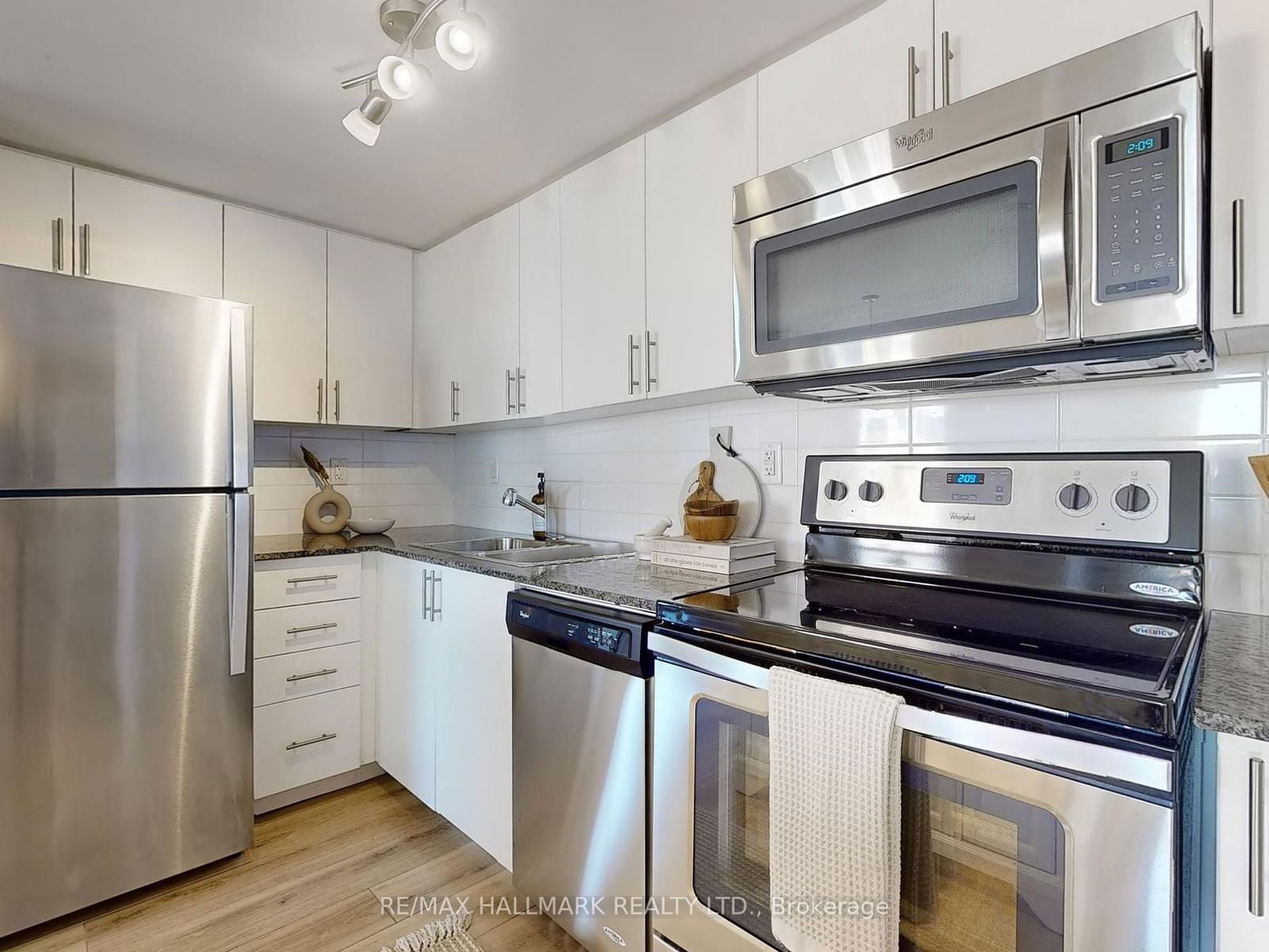 1410 Dupont St, unit 801 for sale - image #7