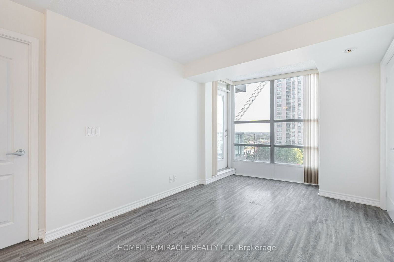 33 Elm Dr, unit 802 for sale - image #12