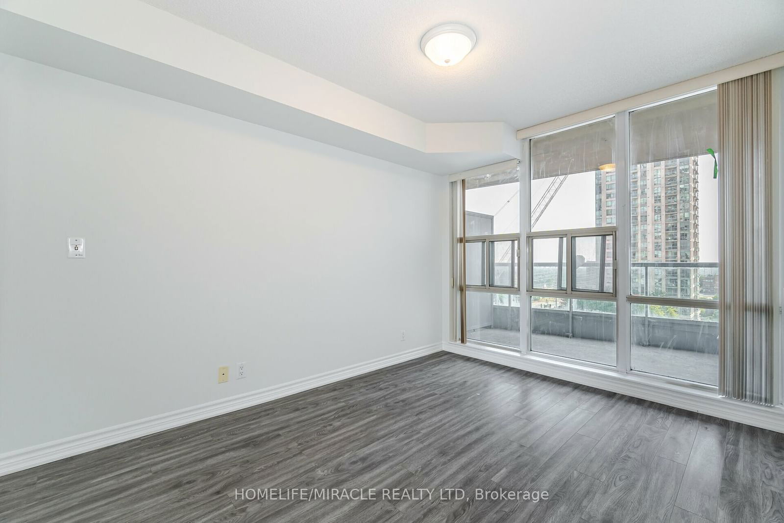 33 Elm Dr, unit 802 for sale - image #18