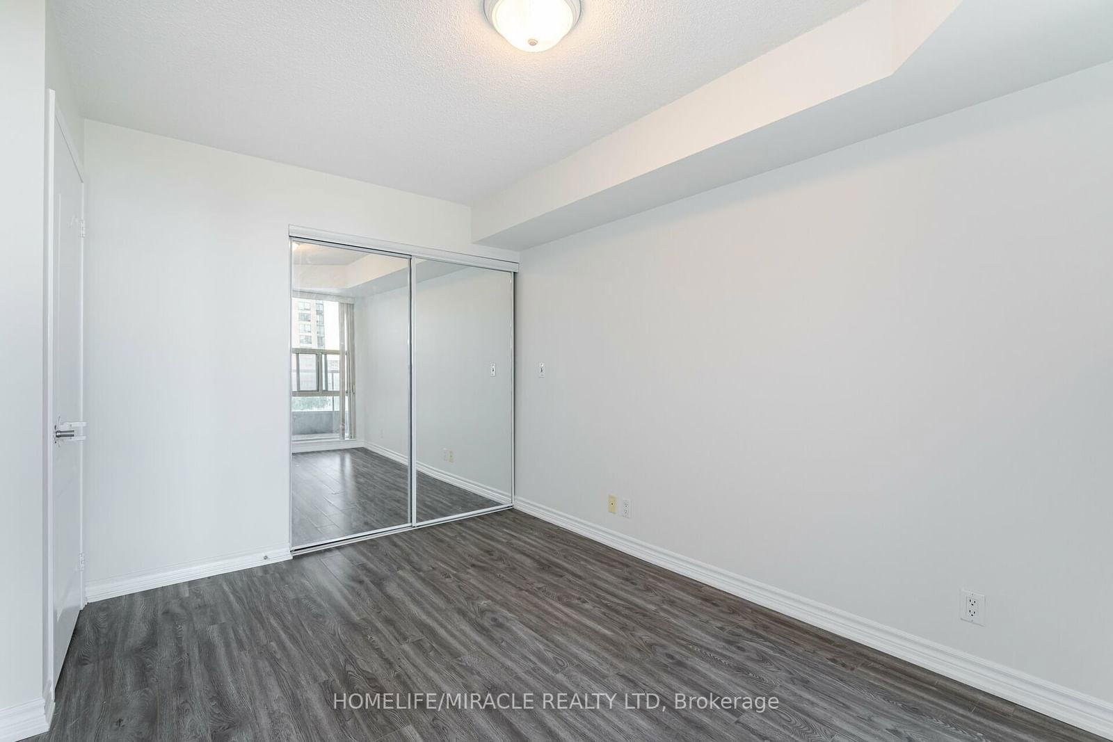 33 Elm Dr, unit 802 for sale - image #20