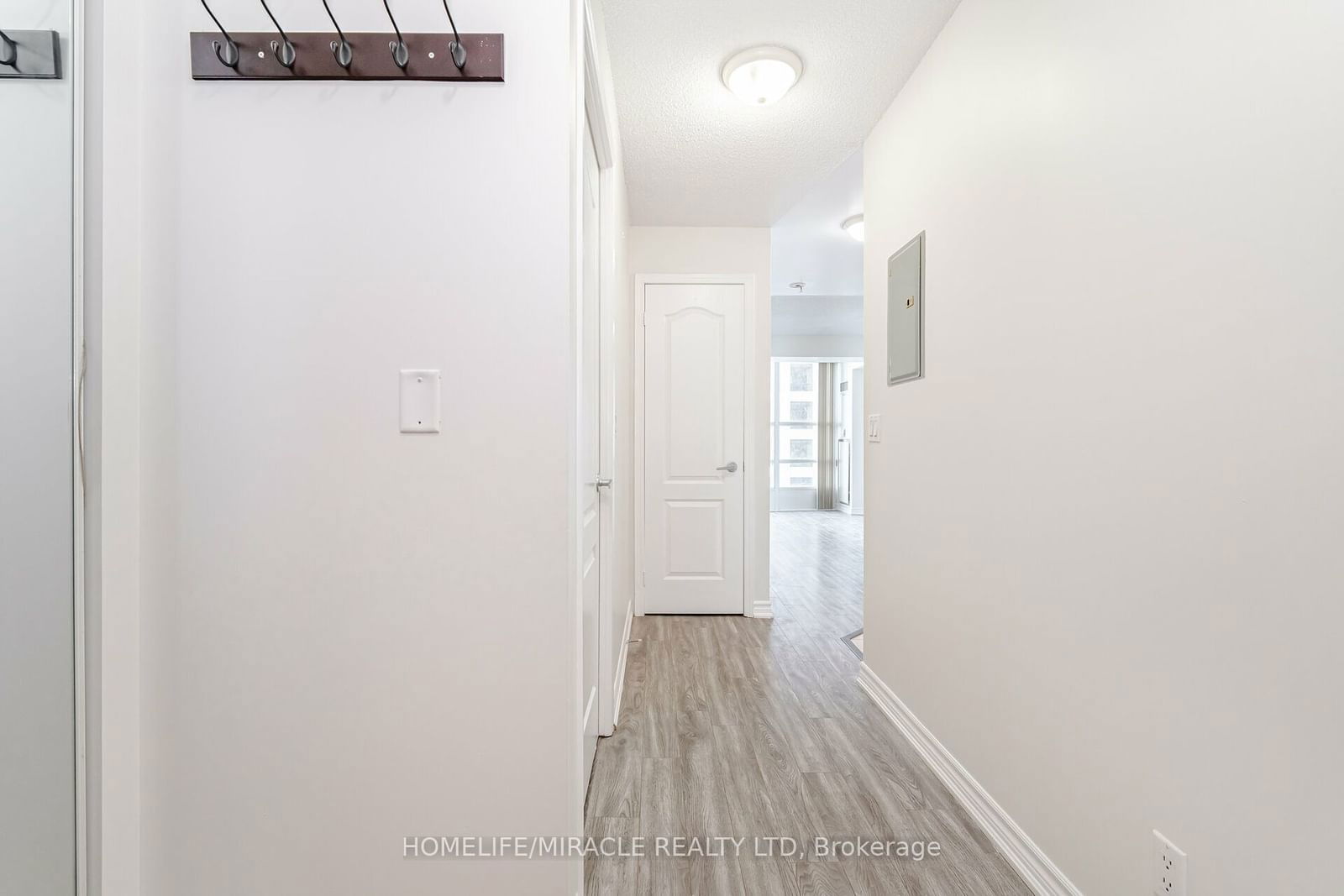 33 Elm Dr, unit 802 for sale - image #5