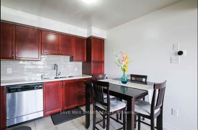 60 Fairwood Circ S for rent  - image #8