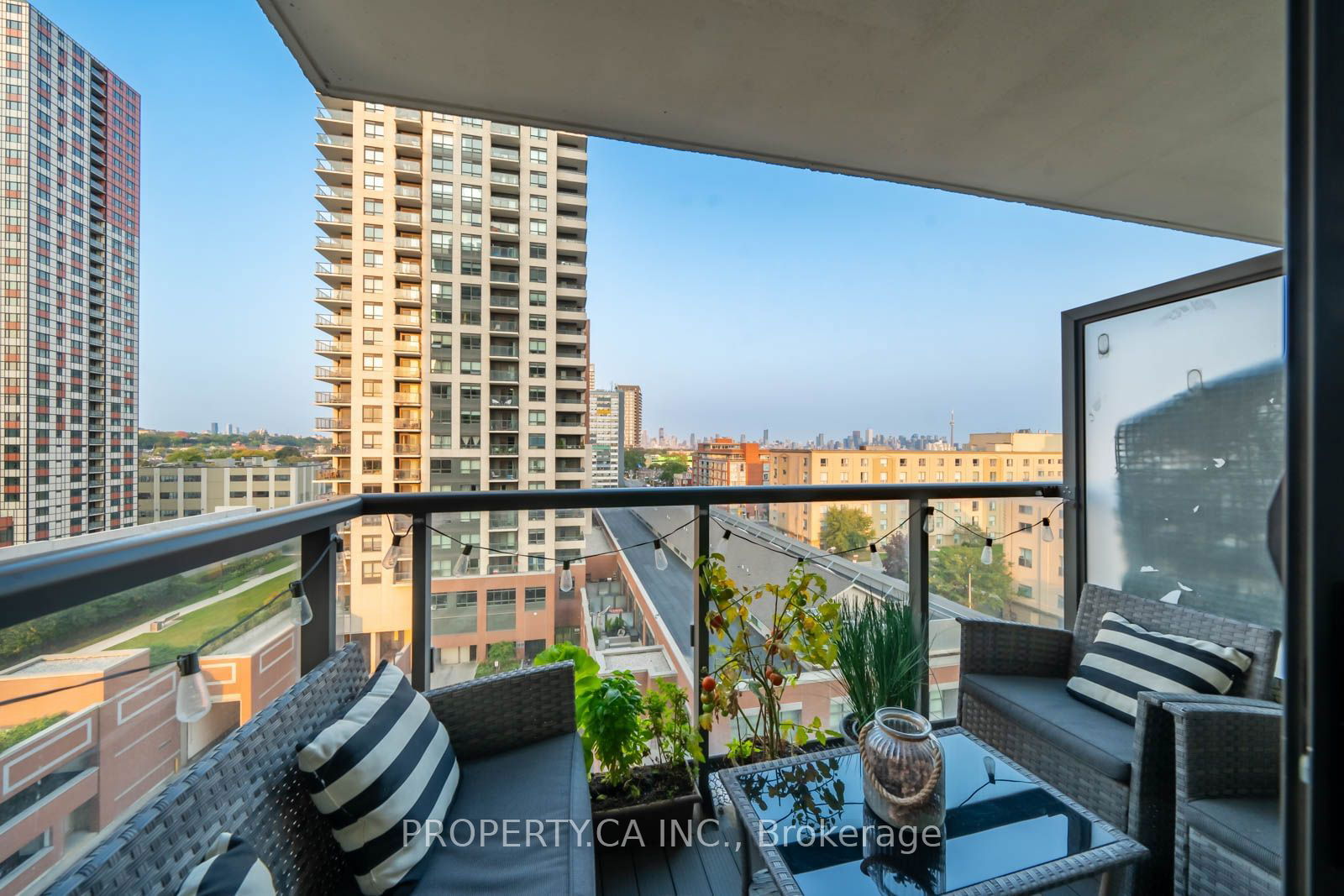 1420 Dupont St, unit 901 for rent - image #13