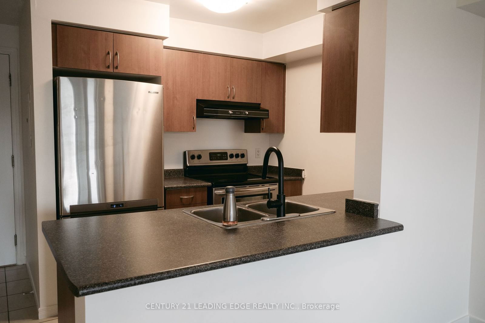 61 Heintzman St, unit 621 for rent - image #4