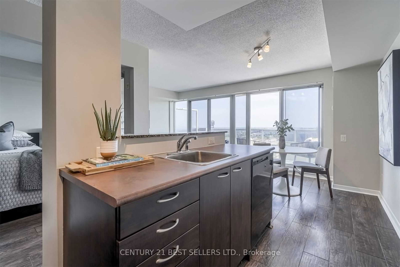 1040 The Queensway, unit 715 for rent - image #12