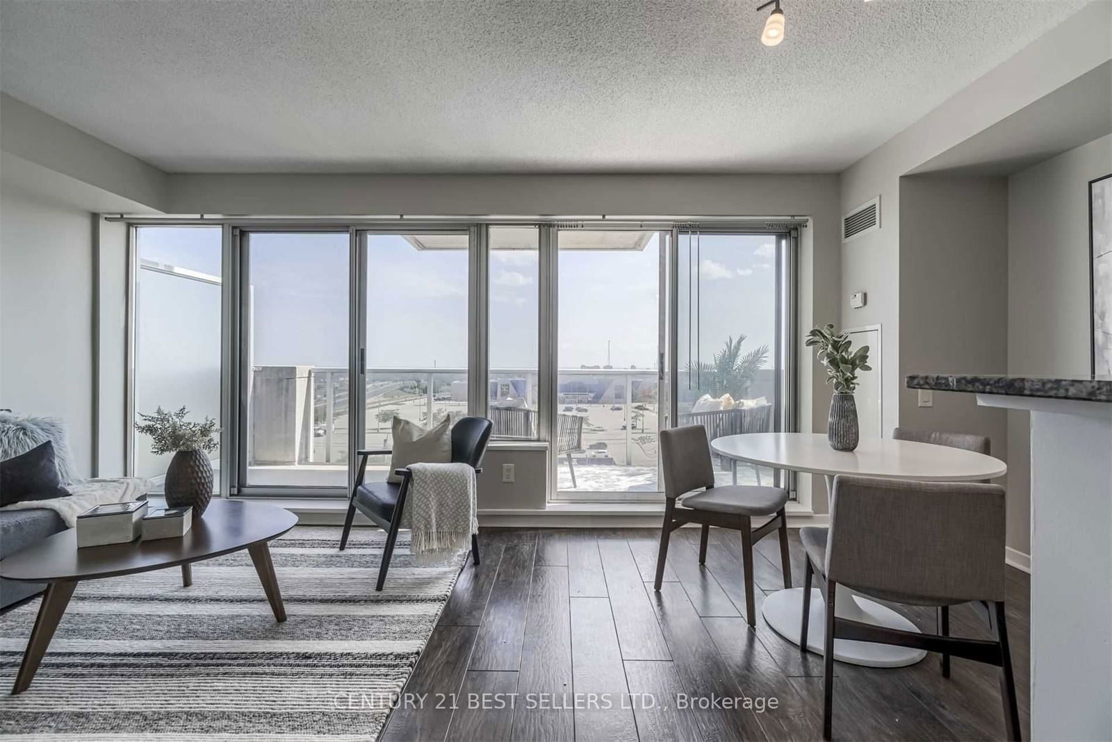 1040 The Queensway, unit 715 for rent