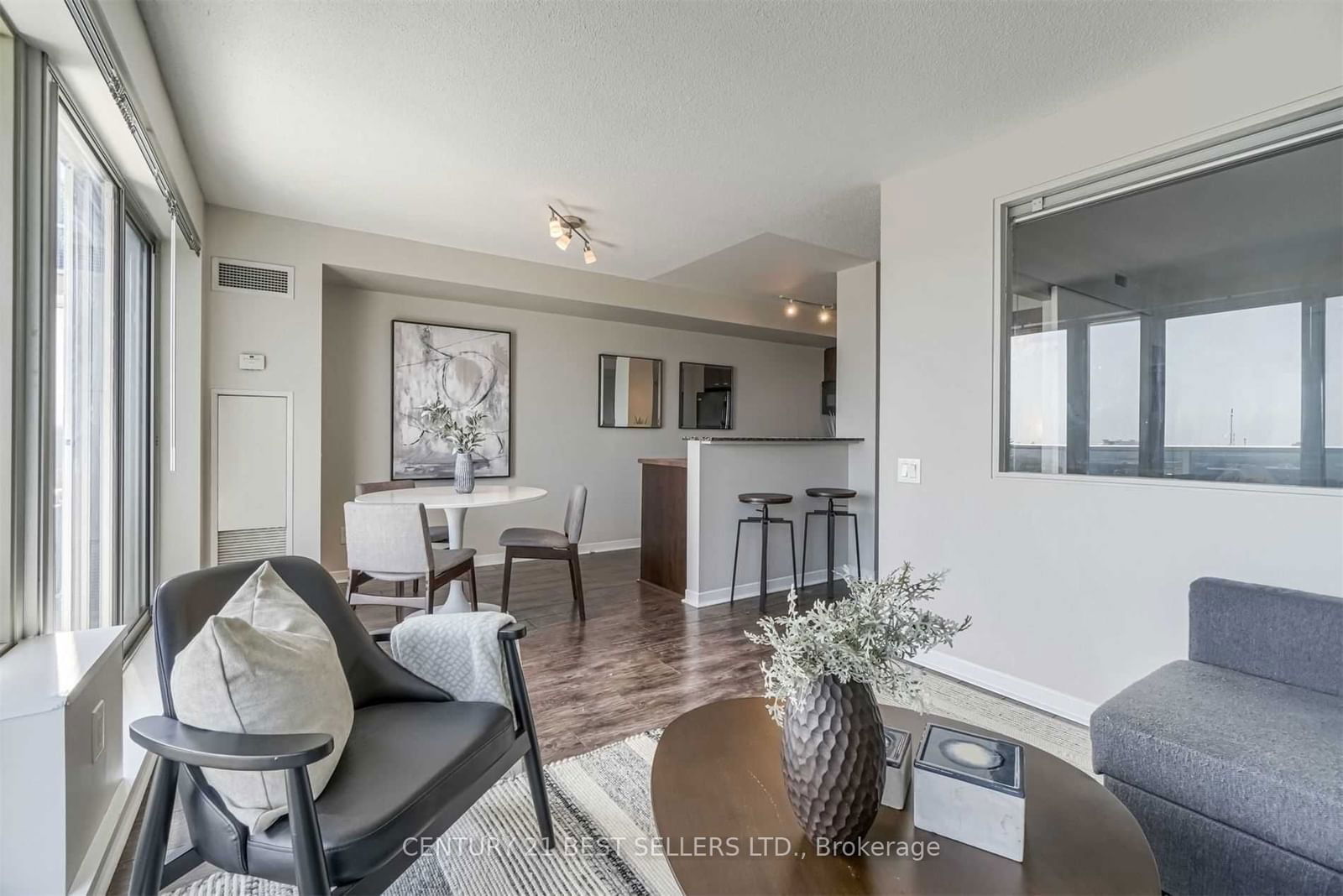 1040 The Queensway, unit 715 for rent