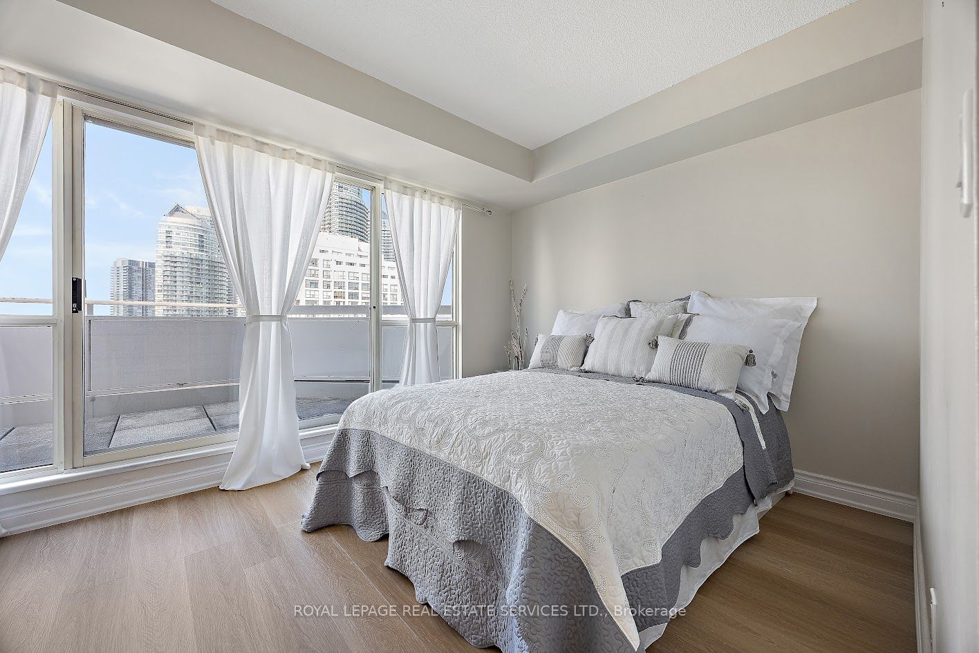 2267 Lake Shore Blvd W, unit 1008 for sale