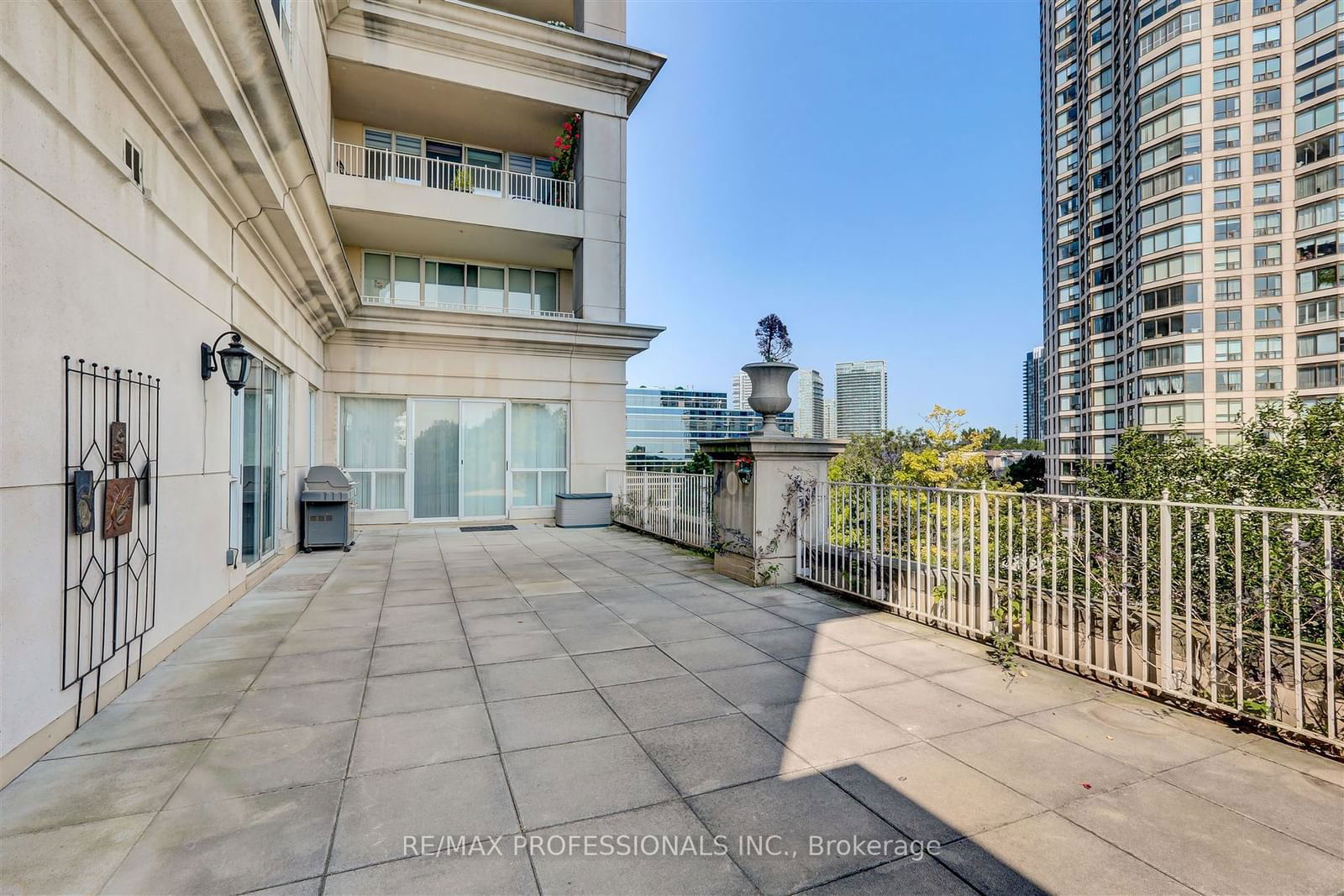 2287 Lake Shore Blvd W, unit 205 for sale