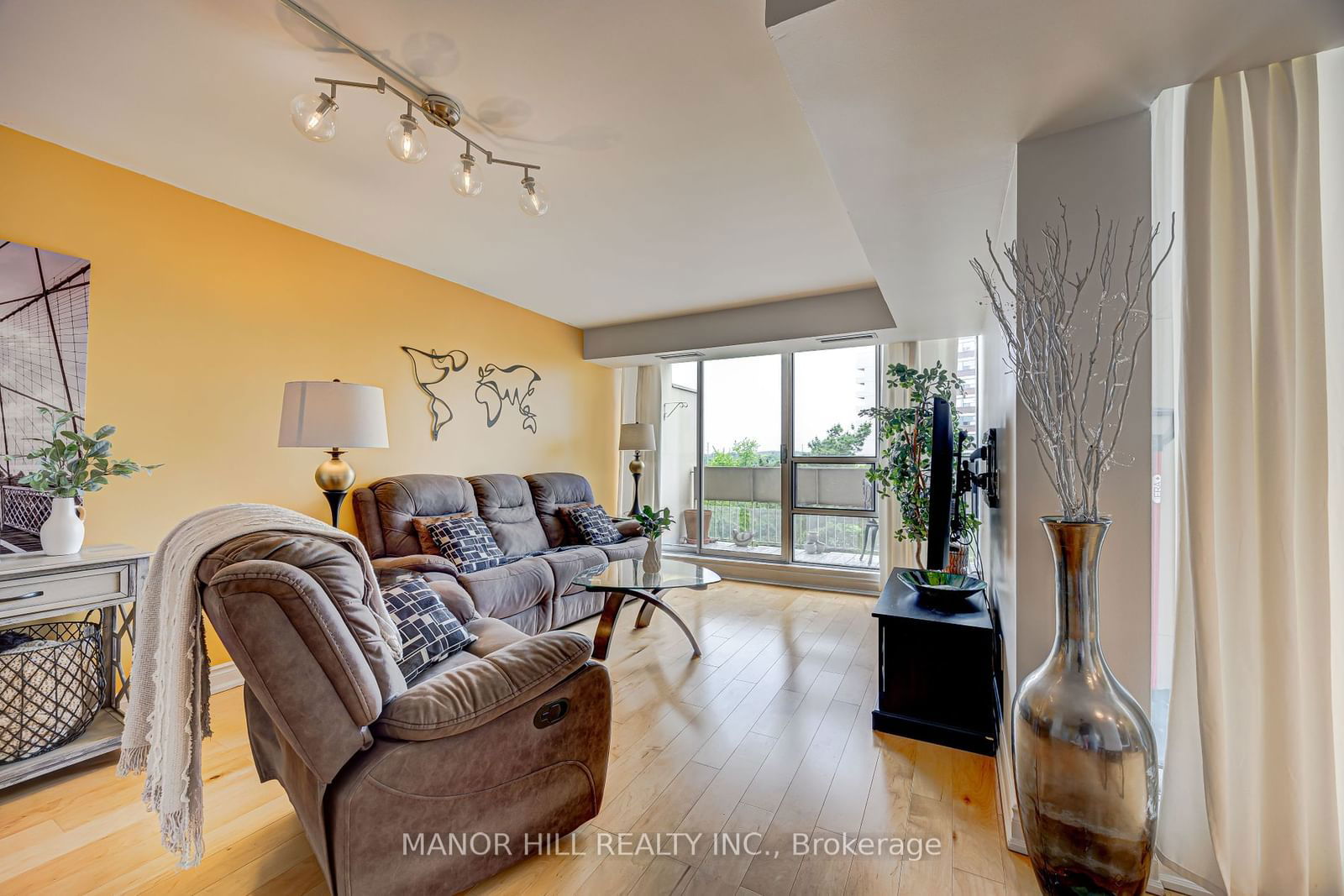 1300 Marlborough Crt, unit 523 for sale