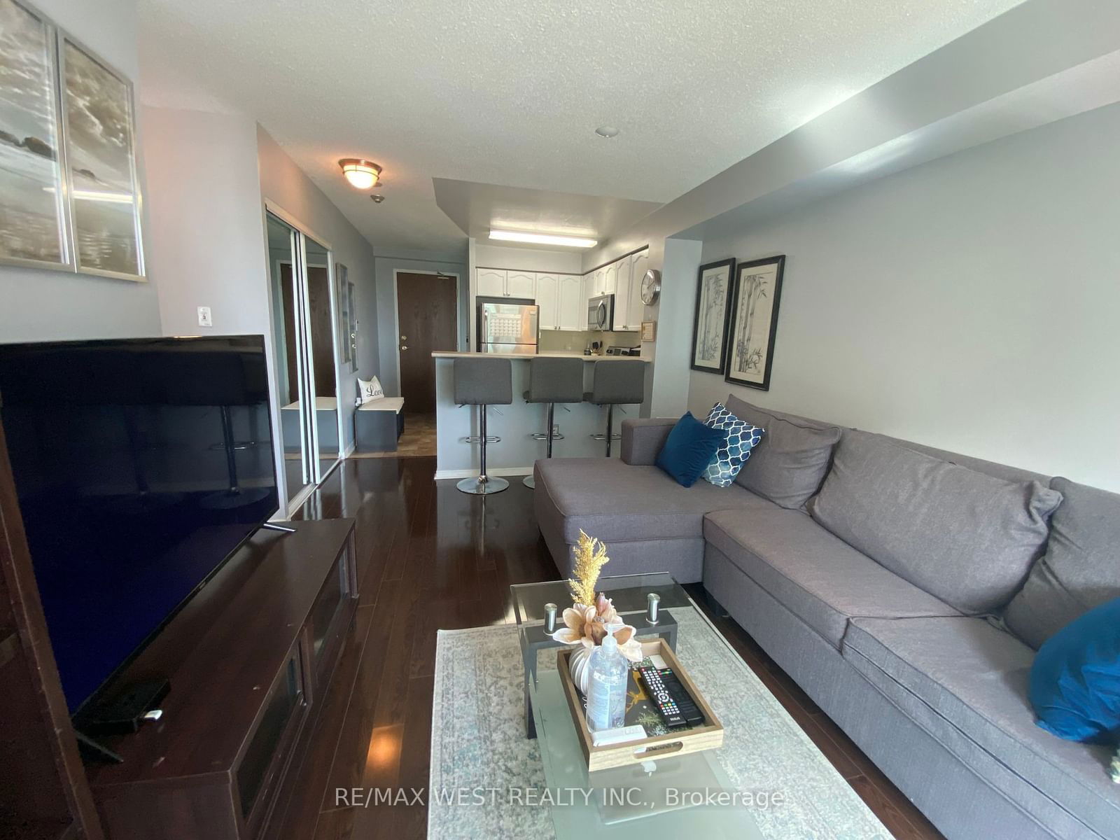 15 Michael Power Pl, unit 809 for rent