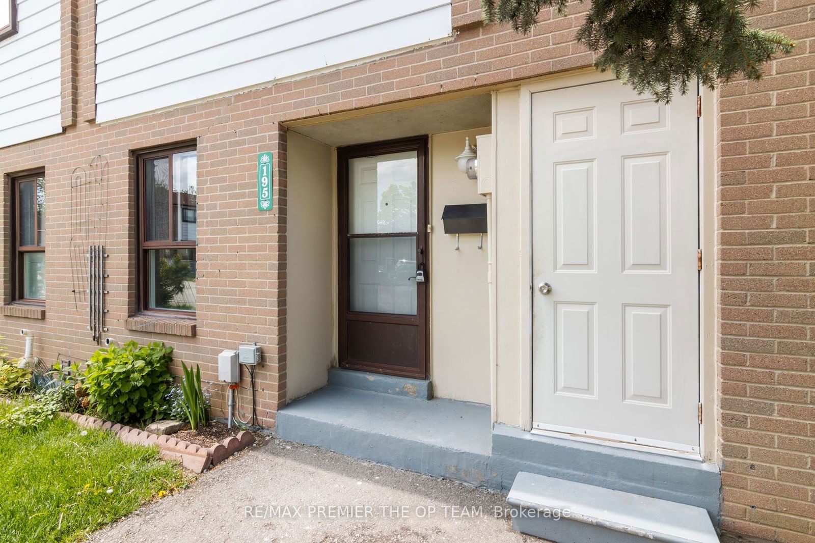 195 Fleetwood Cres, unit 217 for rent