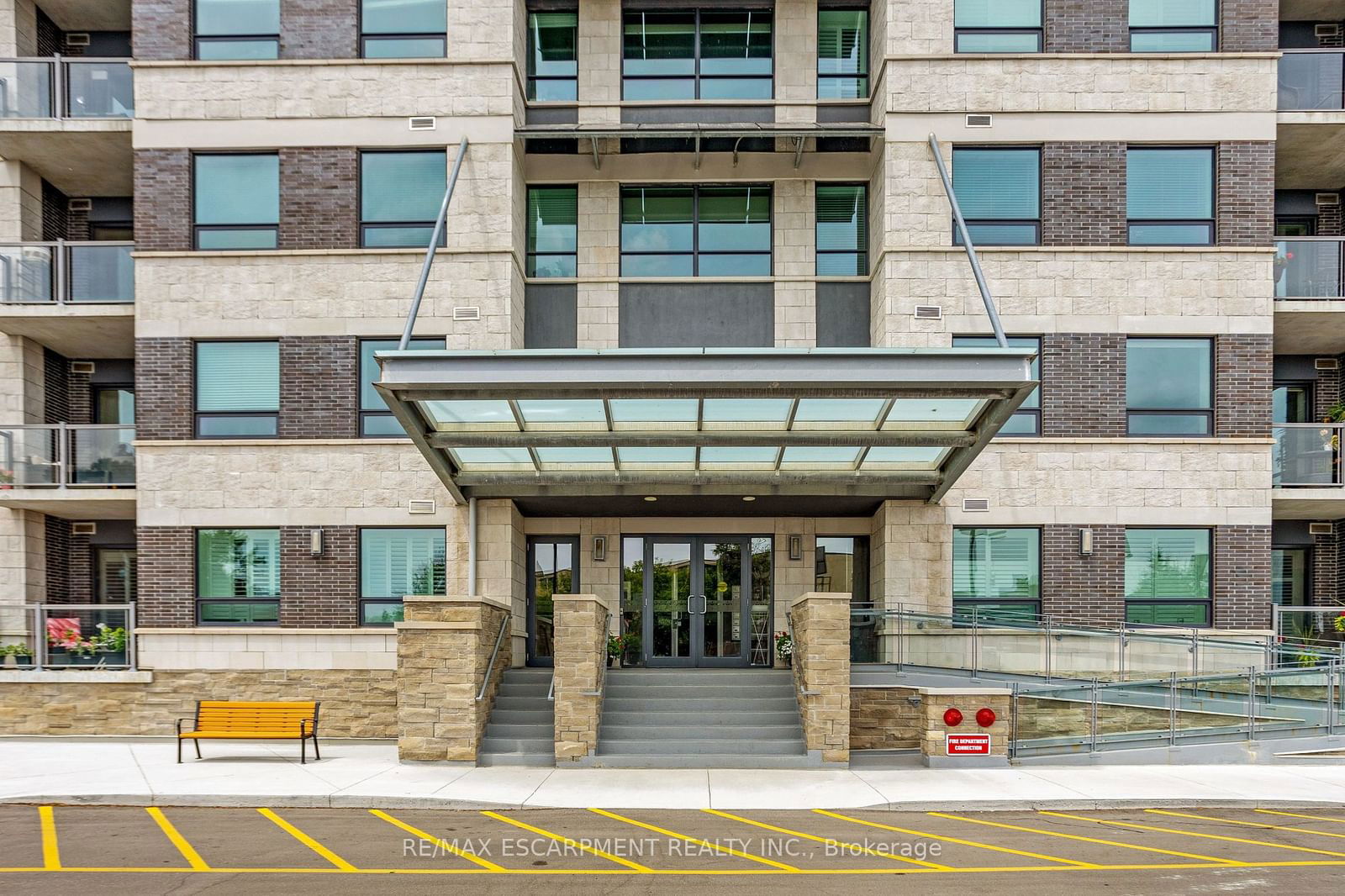 383 Main St E, unit 212 for sale