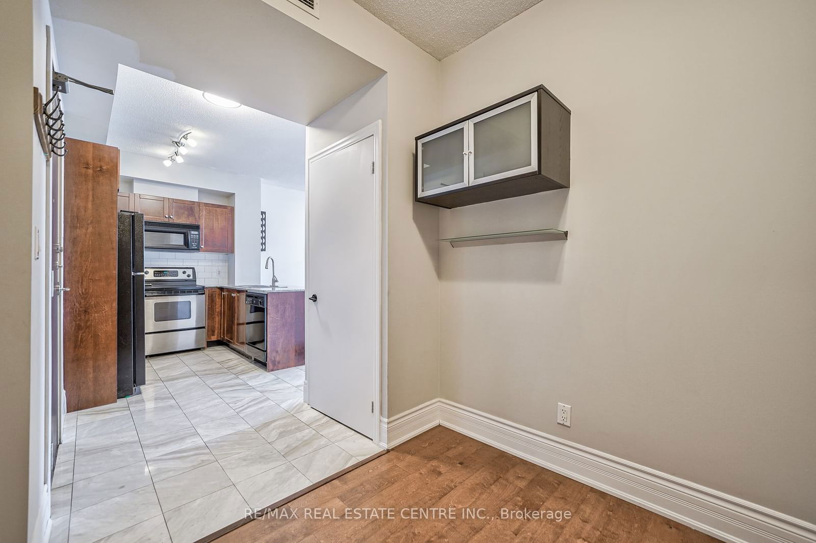 1359 Rathburn Rd E, unit 1604 for rent