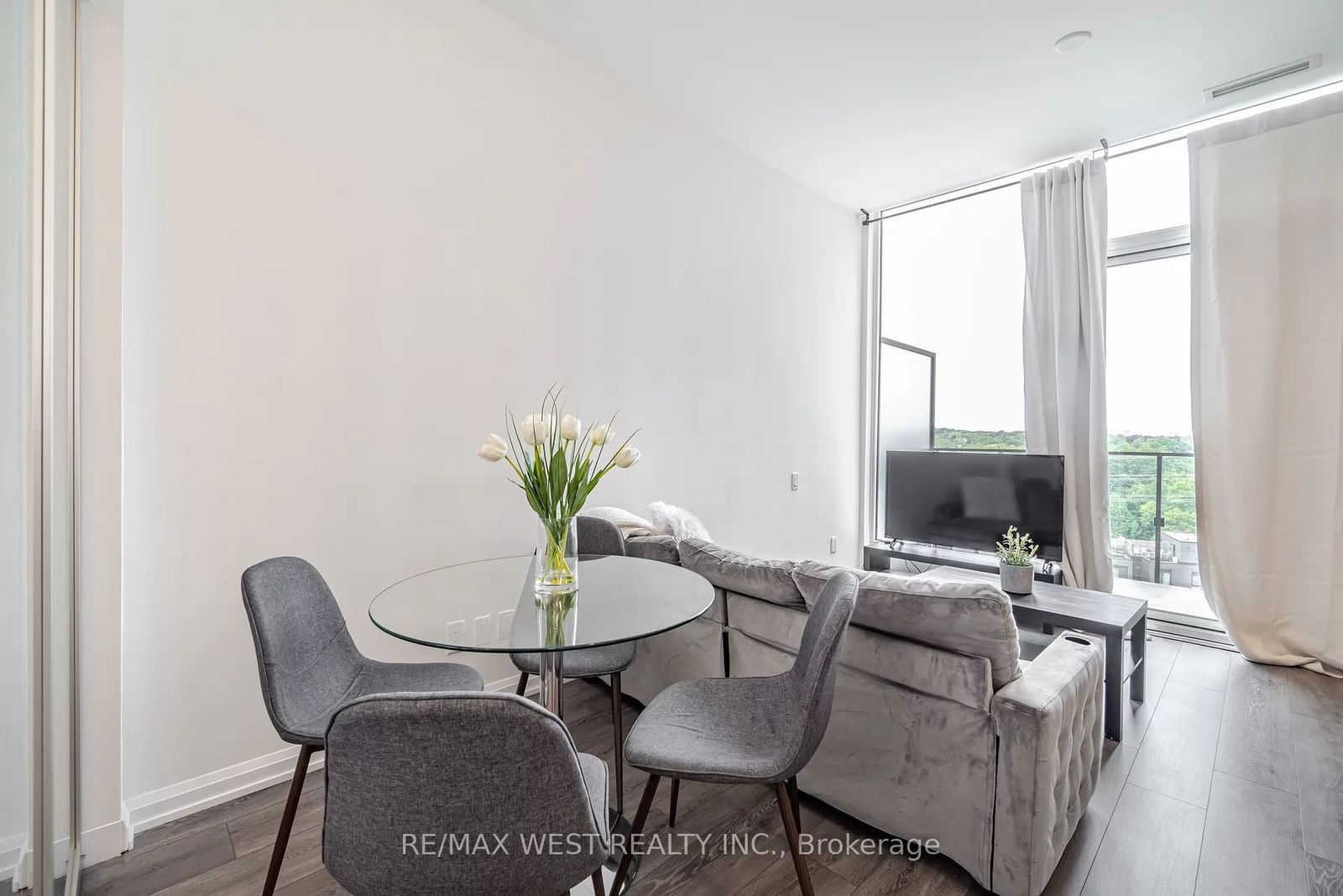 4208 Dundas St W, unit 817 for rent