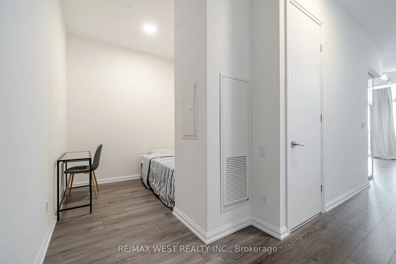 4208 Dundas St W, unit 817 for rent