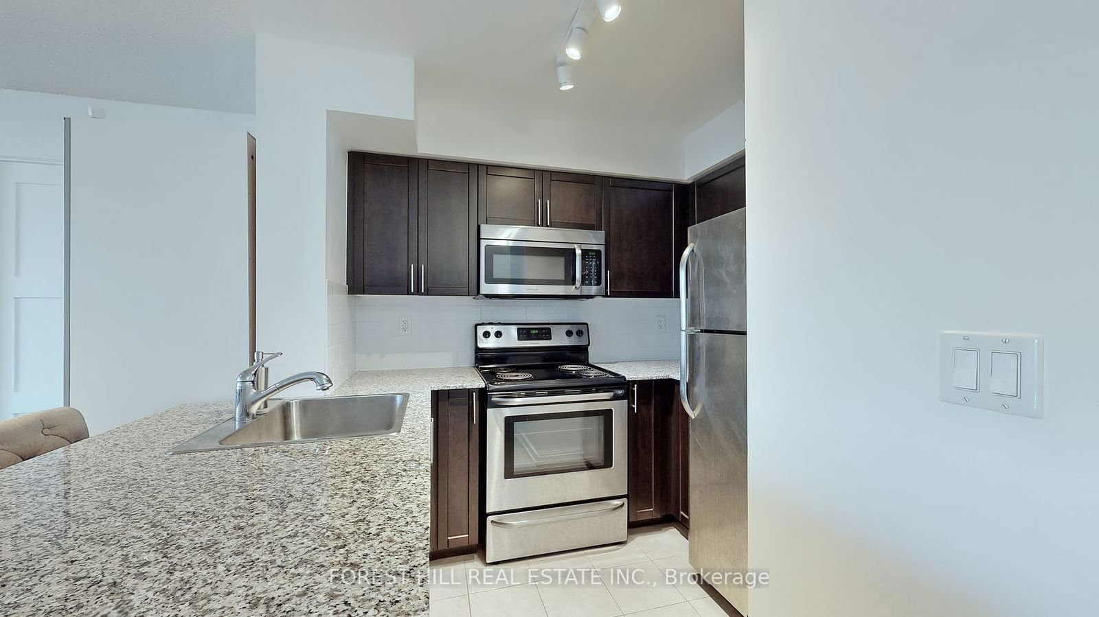 812 Lansdowne Ave, unit 711 for rent