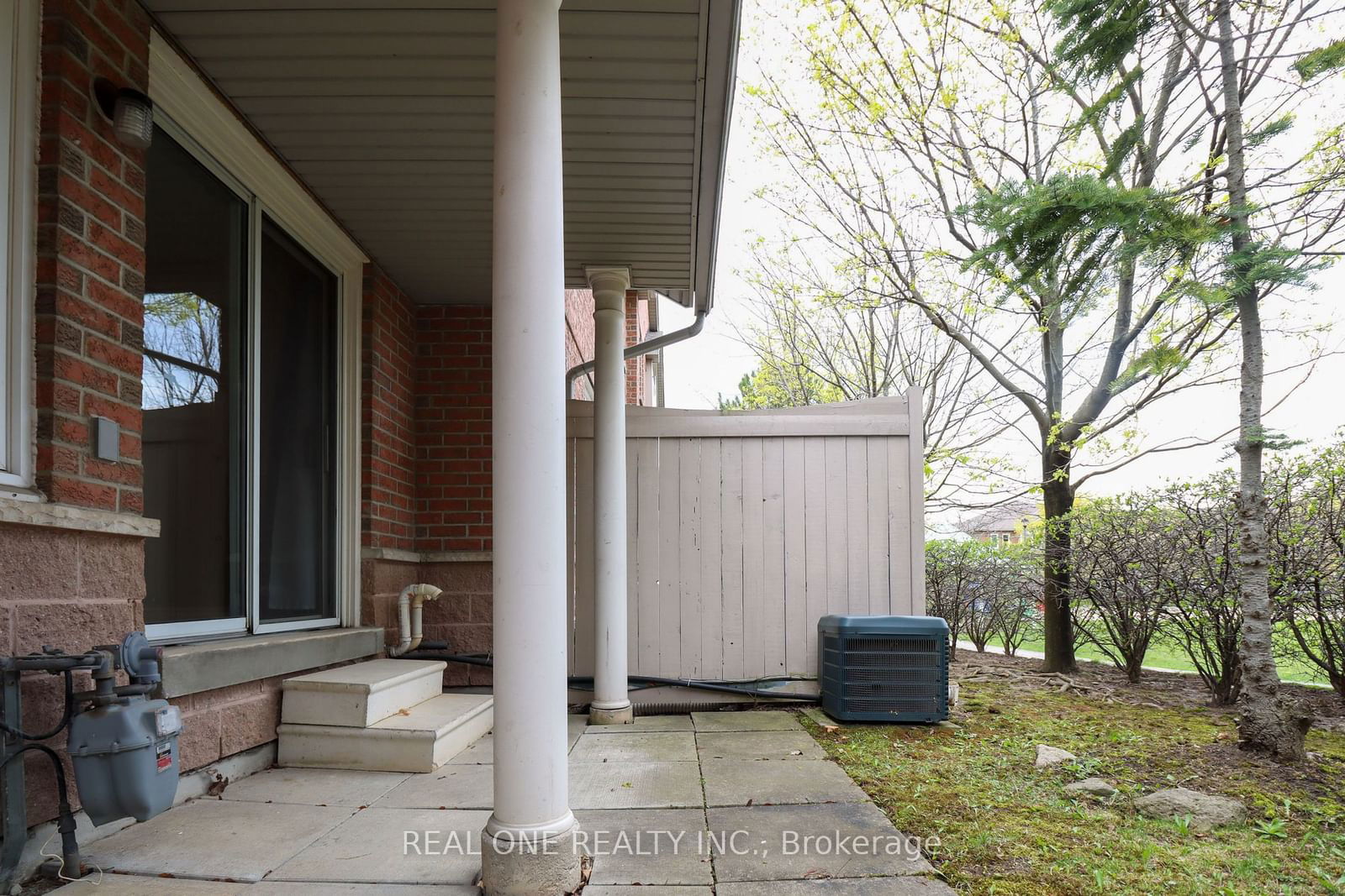 833 Scollard Crt, unit 100 for rent