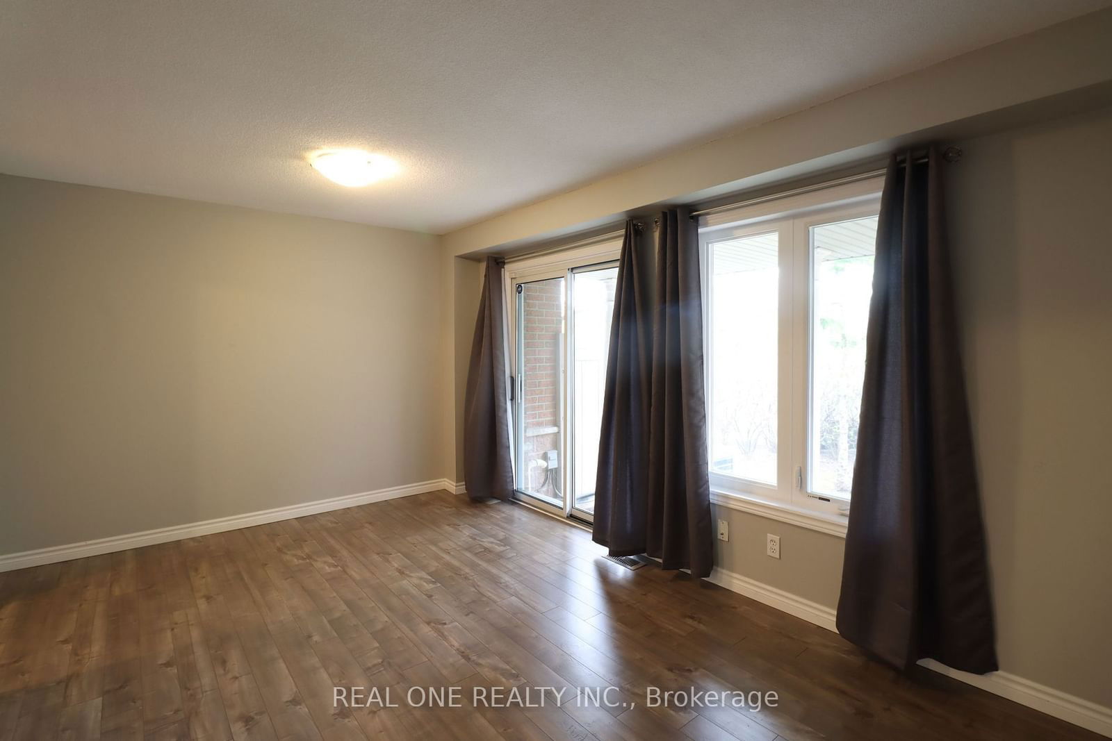 833 Scollard Crt, unit 100 for rent