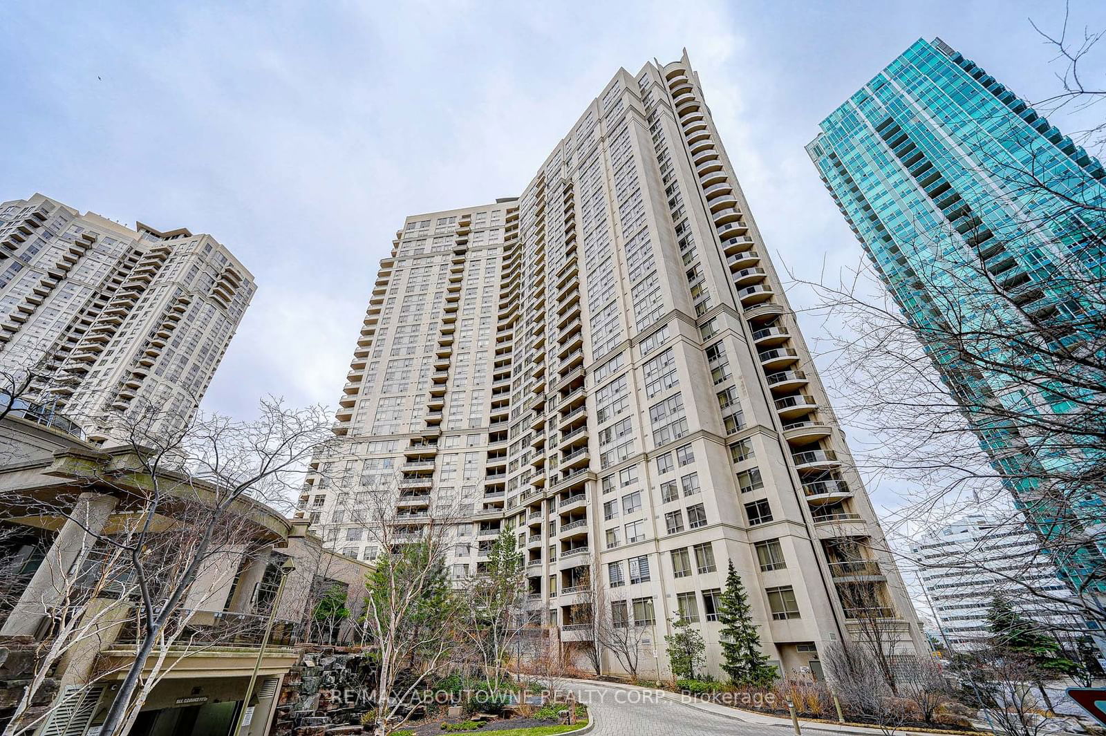 3888 Duke Of York Blvd, unit 2827 for rent