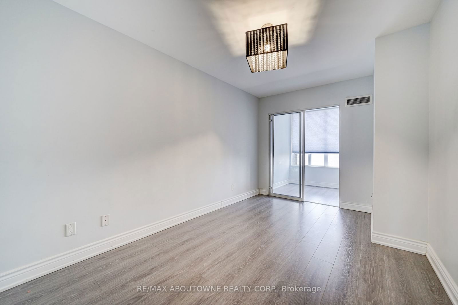 3888 Duke Of York Blvd, unit 2827 for rent