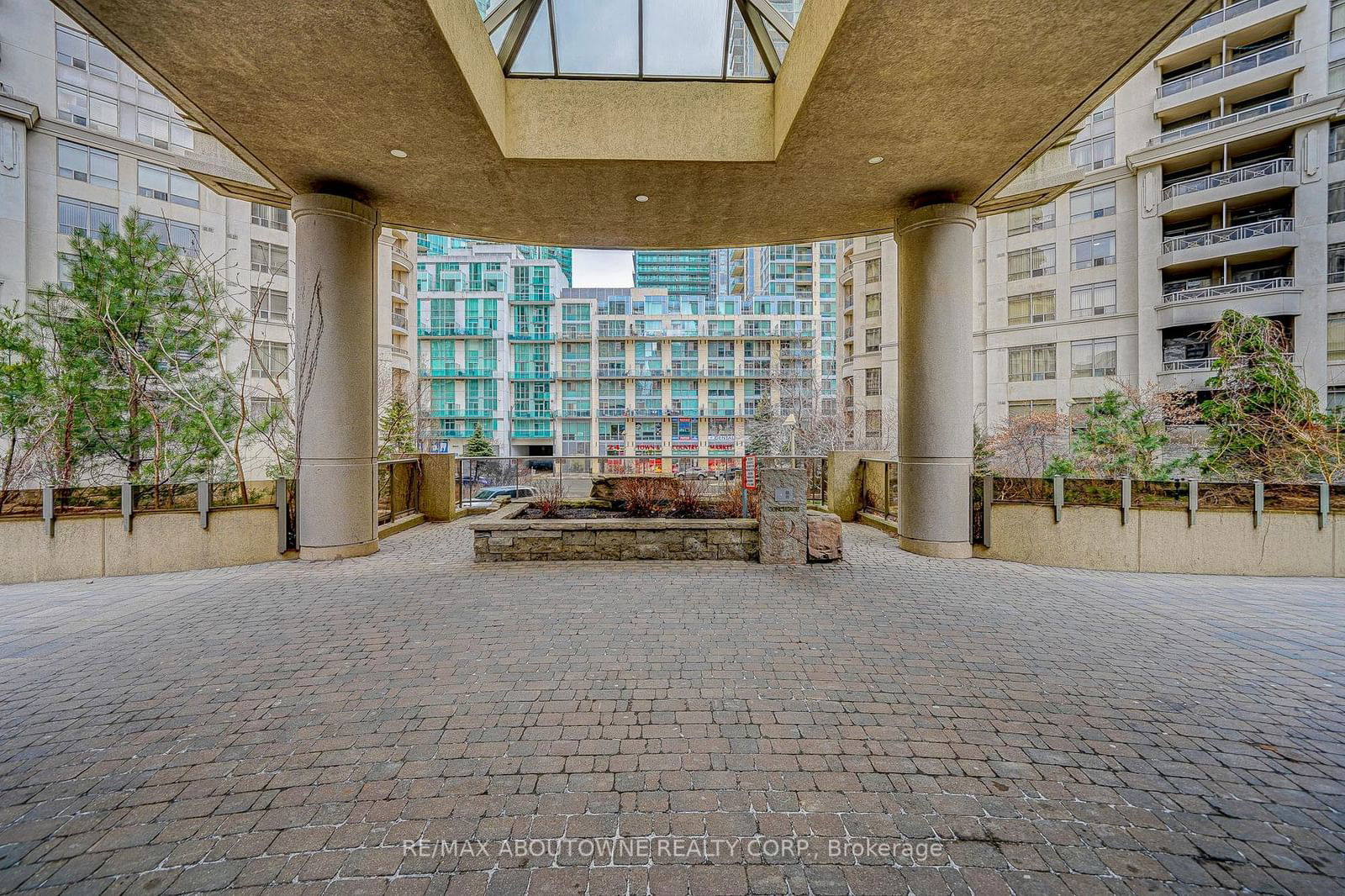 3888 Duke Of York Blvd, unit 2827 for rent