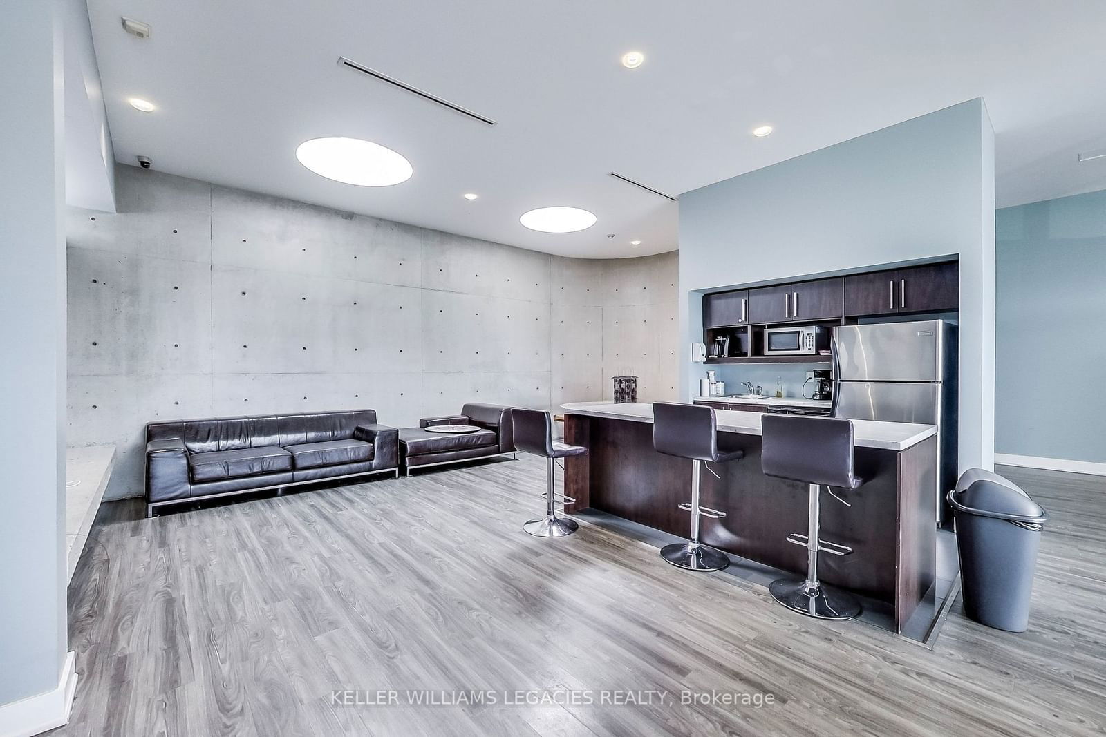 1050 The Queensway, unit 316 for sale