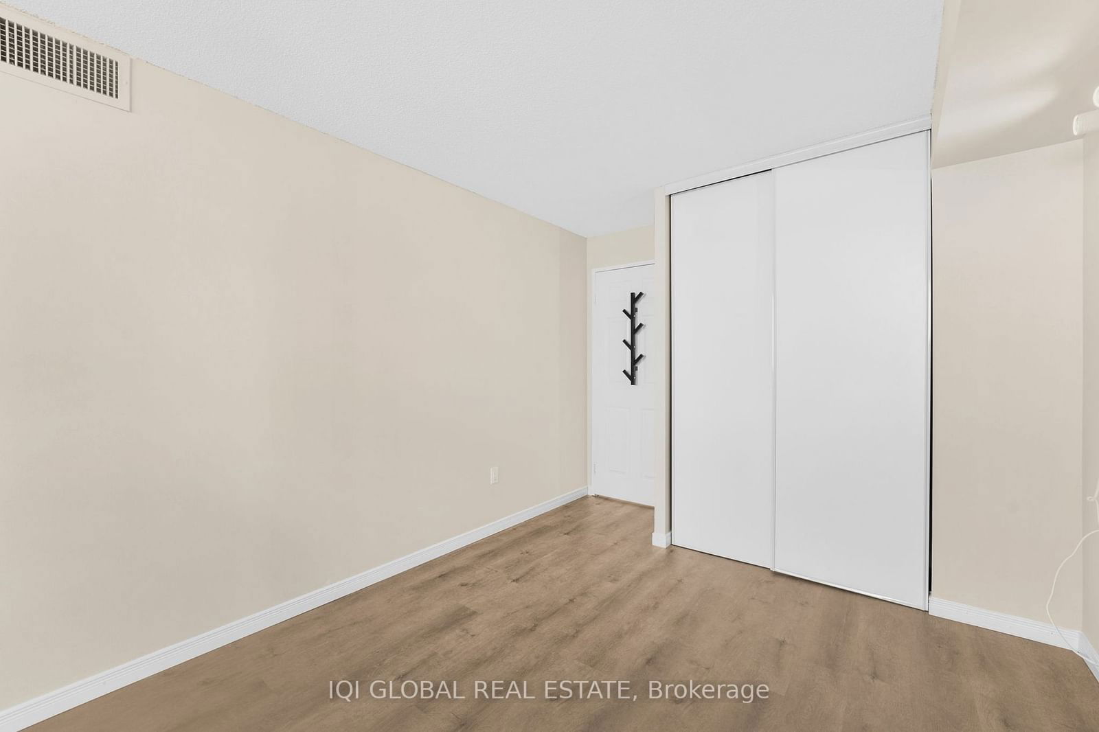 330 Rathburn Rd W, unit 1205 for rent