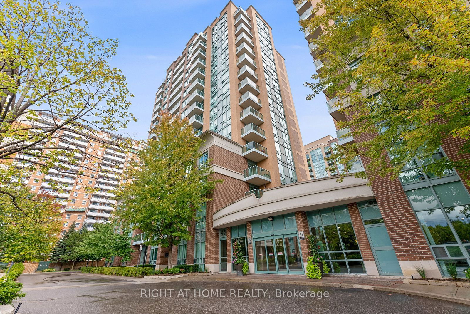 15 Michael Power Pl, unit 1502 for sale