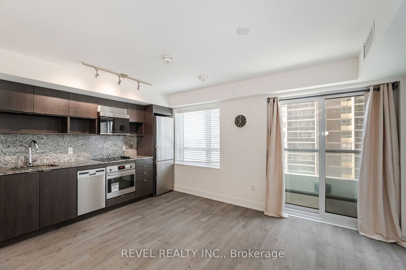 9 Mabelle Ave, unit 725 for rent