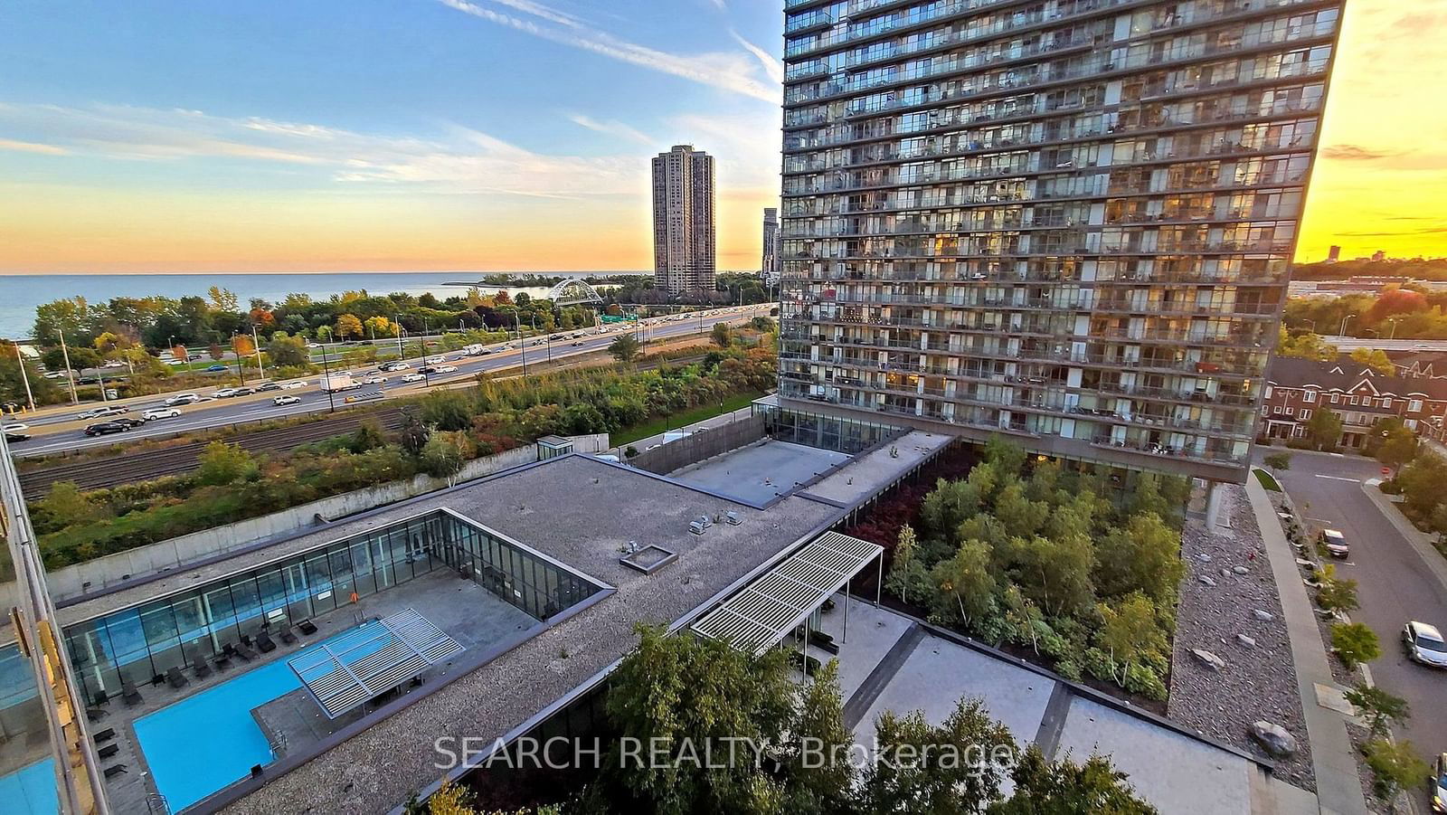 103 The Queensway Ave, unit 913 for sale