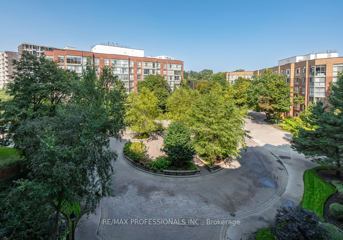 South Kingsway Village II Condos, West End, Toronto