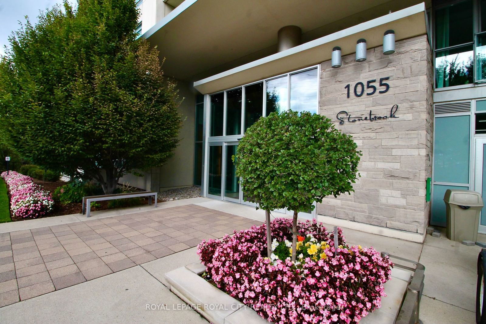 1055 Southdown Rd, unit 810 for sale