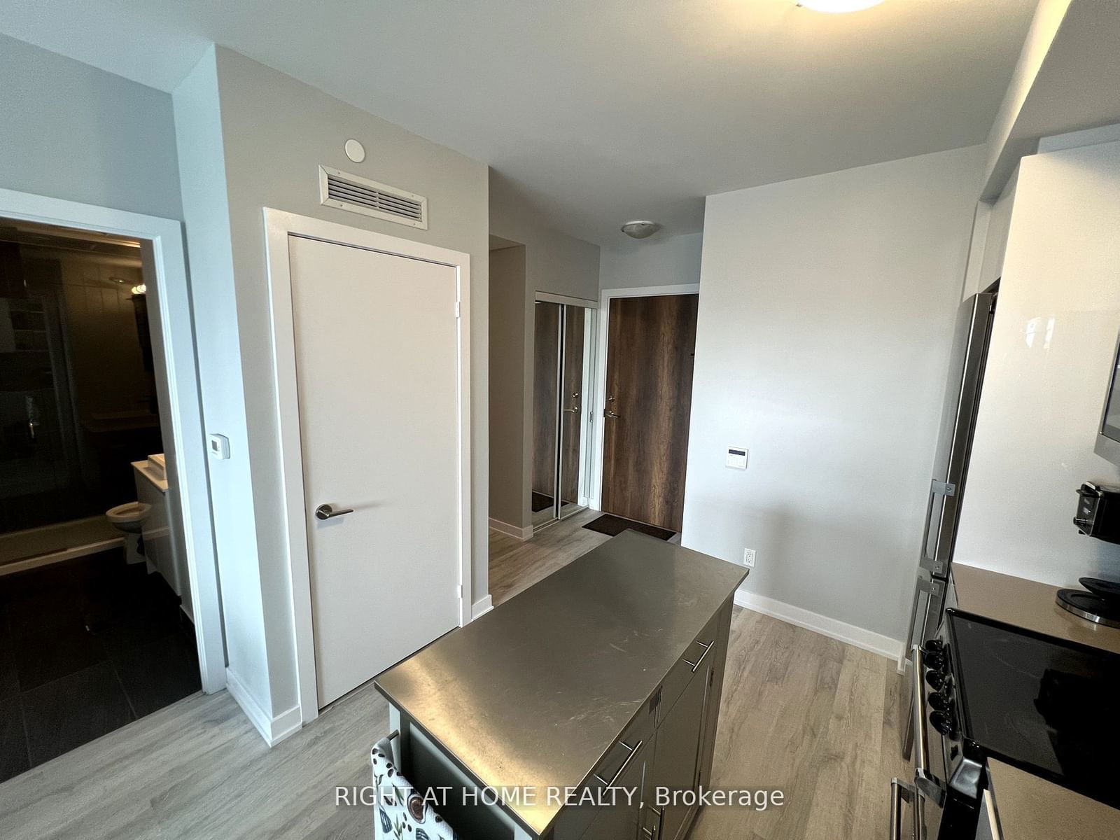 251 Manitoba St, unit 512 for rent