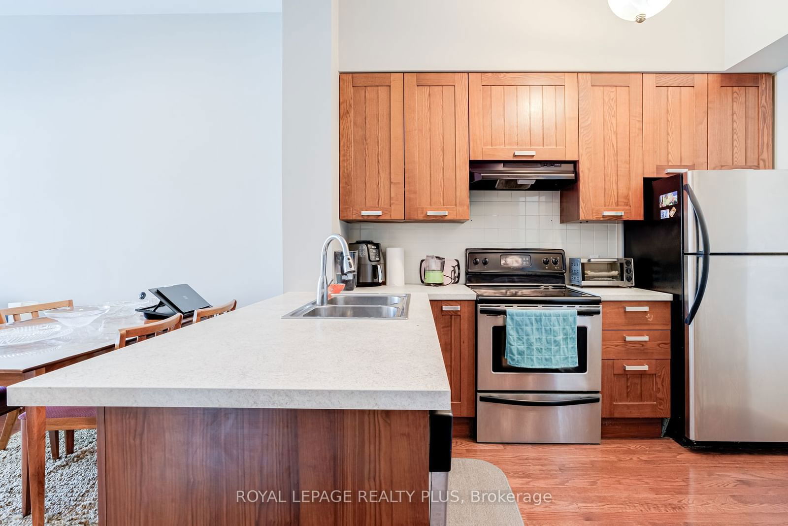 3391 Bloor St W, unit 702 for sale