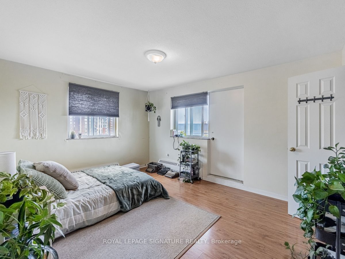 15 Elizabeth St N, unit 804 for rent