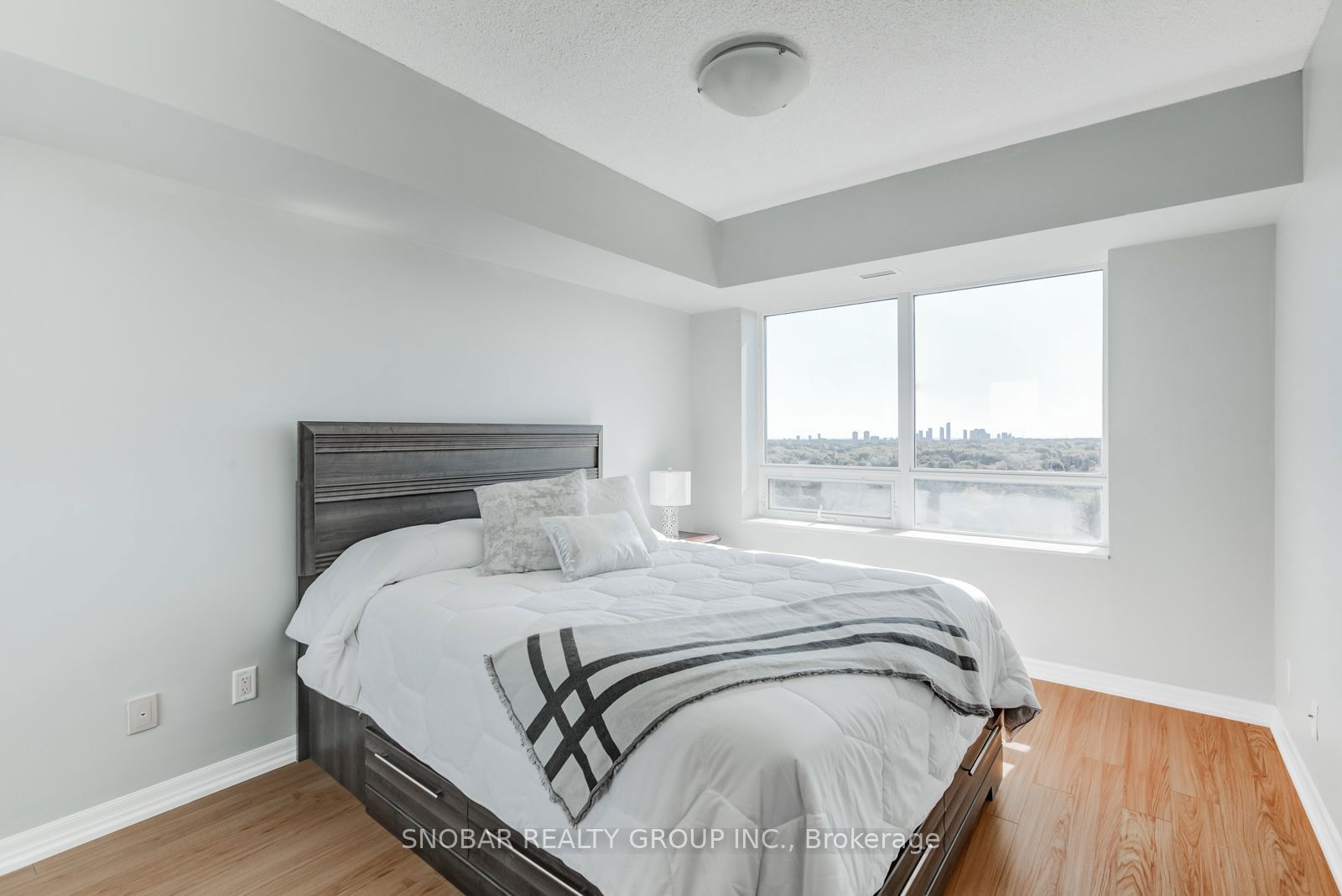 1403 Royal York Rd, unit 1101 for rent