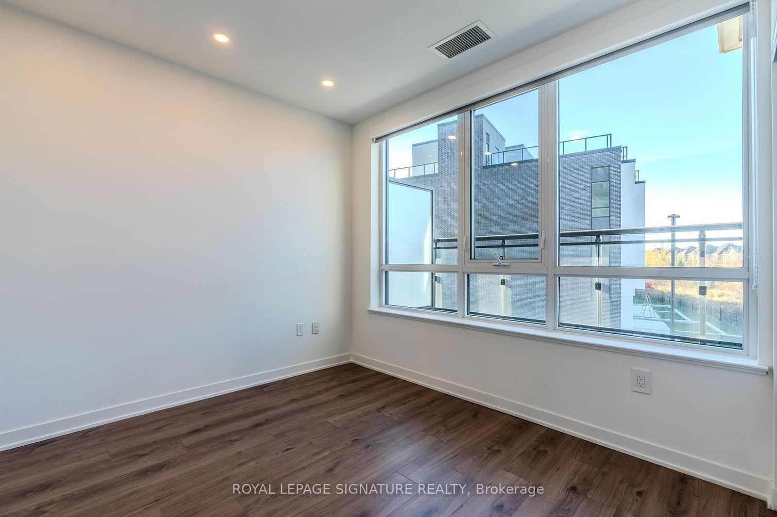 395 Dundas St W, unit 233 for rent