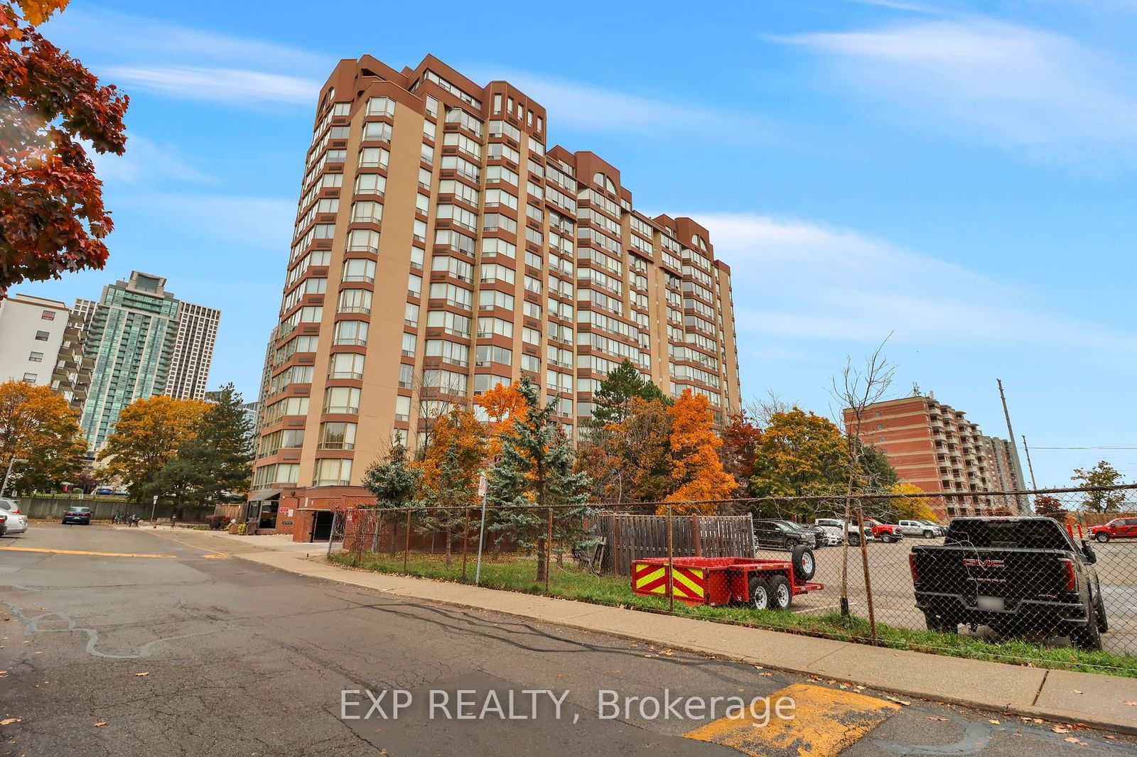 25 Fairview St W, unit LPH8 for sale