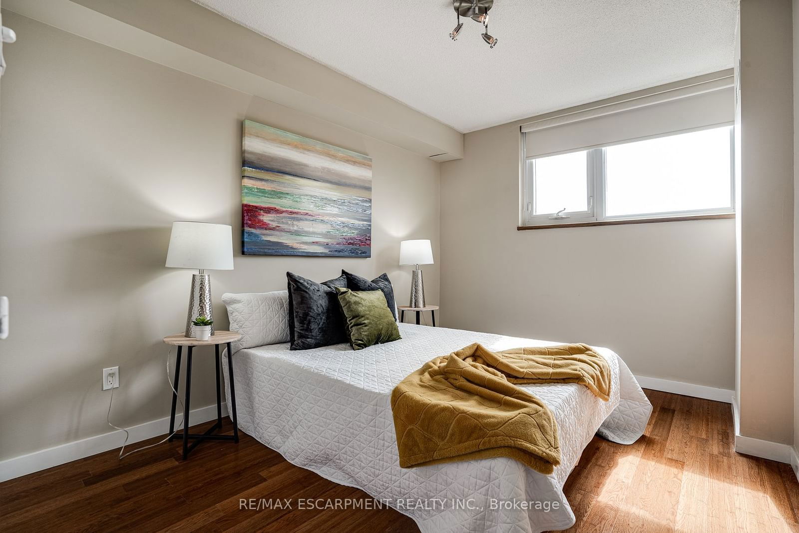 250 Scarlett Rd, unit 2012 for rent